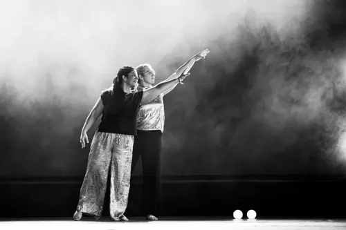 un couple dansant dans un studio de danse rempli de fumée