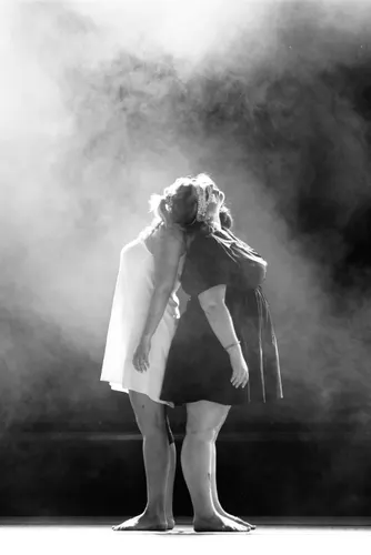 une femme dans une photo en noir et blanc d'une femme dans une photo en noir et blanc d'une femme dans un noir et