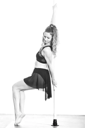une femme dans une photo en noir et blanc d'une danseuse de pole