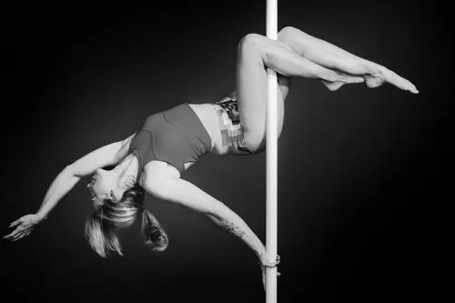 une danseuse de pole en noir et blanc