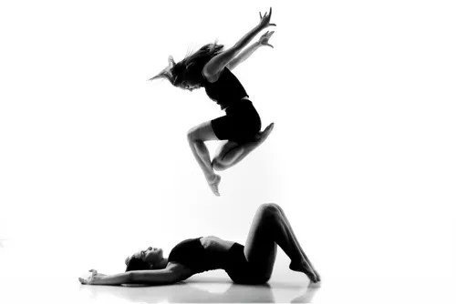 deux danseurs en noir et blanc