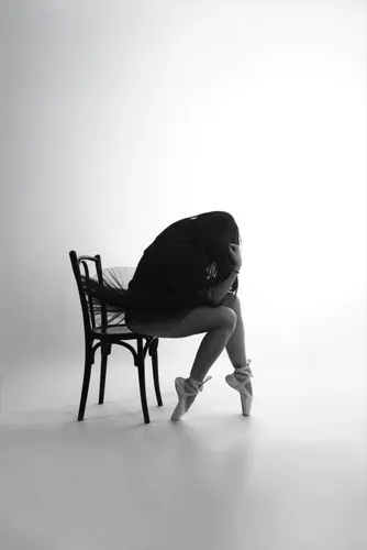 une femme assise sur une chaise