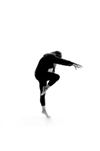 un danseur masculin en noir et blanc