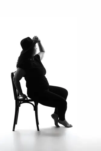 une femme enceinte assise sur une chaise