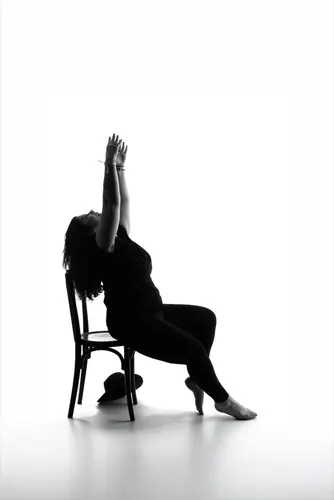 une femme assise sur une chaise